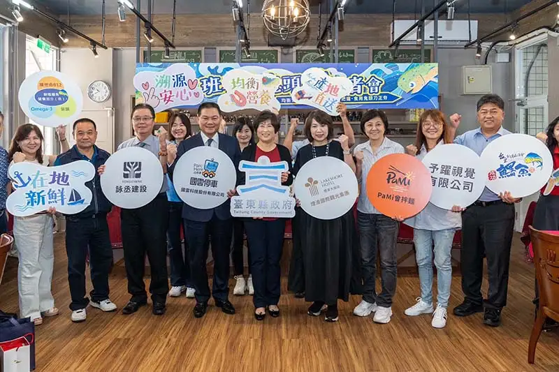 臺東113學年度營養午餐新增鬼頭刀料理，縣長饒慶鈴為學童添營養，並擴大內銷助漁民。（圖/台東縣政府提供）