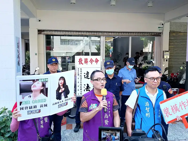  罷免立委黃捷發起人徐尚賢23日到市區中正四路黃捷服務處，向黃捷發出戰帖。（記者吳文欽攝）