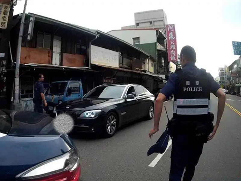 中埔分局員警攔下交通違規自小客車，查獲四案通緝犯。（圖／中埔分局提供）