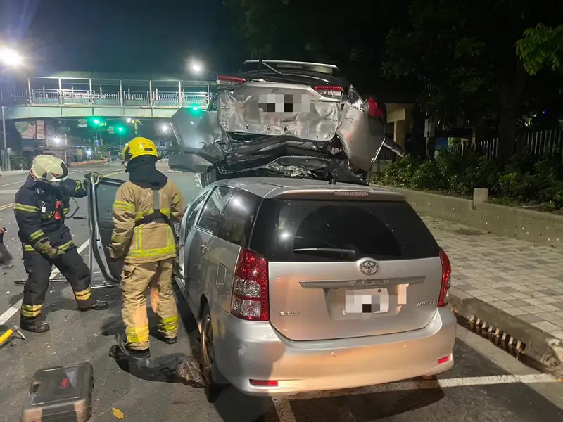 高雄男酒駕拒檢逃逸自撞路邊五車，將其中一部自小客車剷起，自己受困於嚴重變形的車內，警消以破壞器材協助脫困送醫。(圖/三民一分局提供)