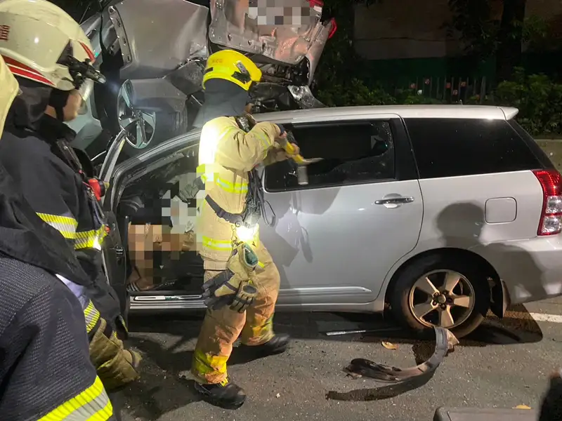 高雄男酒駕拒檢逃逸自撞路邊五車，將其中一部自小客車剷起，自己受困於嚴重變形的車內，警消以破壞器材協助脫困送醫。(圖/三民一分局提供)