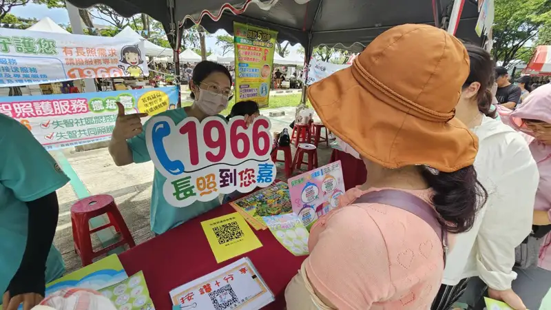 嘉義縣衛生局在戀人公園舉辦「健康舵手」闖關園遊會，民眾在趣味中了解健康知識。(記者張翔翻攝)