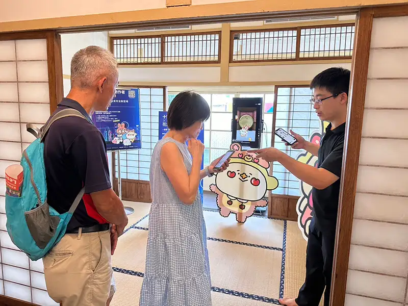 師生團隊解說「台南未來市」元宇宙，民眾熱情參與。(圖/崑山科技大學 提供)