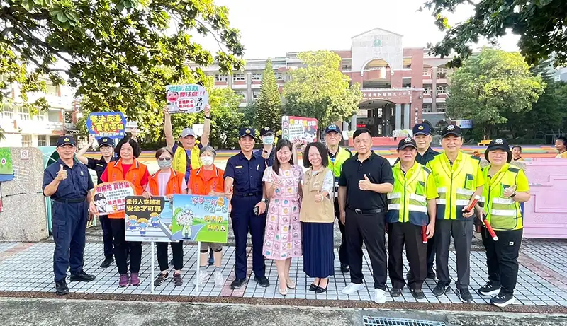 中埔分局分局長曾裕景邀請中埔鄉鄉長李碧雲及警察同仁及志工們，在中埔鄉和睦國小執行護童勤務。(記者張振興翻攝)