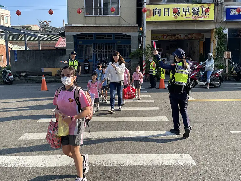 民雄分局執行「護童專案」勤務，在校門口及周邊重要道路維持交通秩序，避免上學尖峰時段交通壅塞。(記者張振興翻攝)