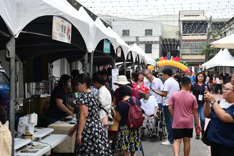 「讓創意飛翔、讓夢想綻放」職訓成果展現場共有11攤的手作成果，現場展售的皮革及布包等手作藝品。(雲嘉南分署提供)