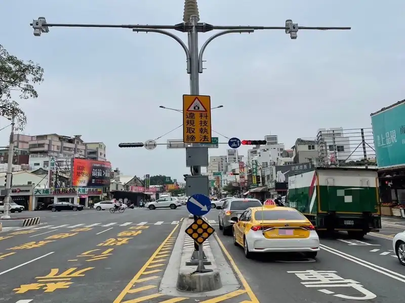 西門路、公園南路口科技執法，主要取締「車輛行經路口不停讓行人」、「不依車道行駛」等項目。(圖/第五分局提供)