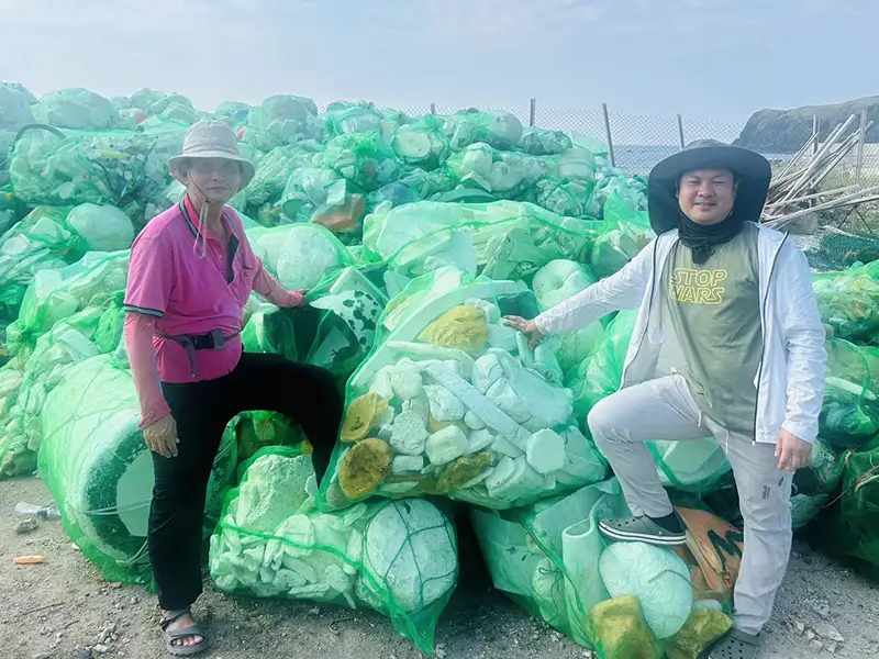 天辰環保公司董事長黃天佑和澎湖當地居民鐘順祥，攜手將漂浮至島上的海洋垃圾清除後運回台南，進行環保再生與回收。（記者吳文欽攝）