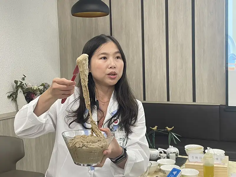 奇美醫院營養科小組長王逸婷示範如何在家自製植物肉(圖/記者林怡孜攝)