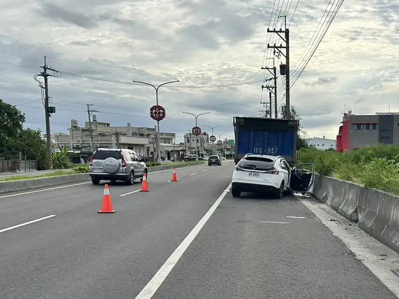 嘉義縣東石鄉台82線2.7公里處休旅車追撞砂石車，造成車內乘客重傷，經送醫搶救後仍不治。(圖/朴子分局提供)