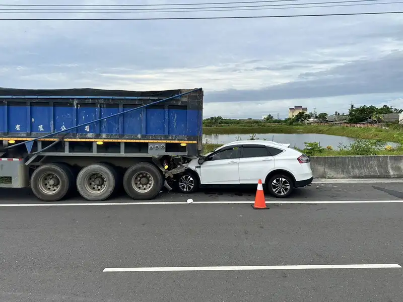 嘉義縣東石鄉台82線2.7公里處休旅車追撞砂石車，造成車內乘客重傷，經送醫搶救後仍不治。(圖/朴子分局提供)