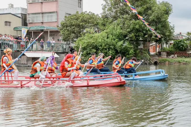 嘉義鹿草鄉涸魚文化季中還舉辦精彩刺激的膠筏競渡活動。（圖/嘉義縣政府提供）