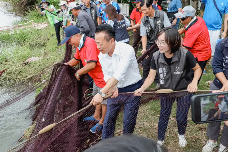 鹿草鄉涸魚文化季縣長翁章梁、鹿草鄉長顏珮瑜親自體驗拖網捕魚，來感受前人的涸魚精神。（圖/嘉義縣政府提供）