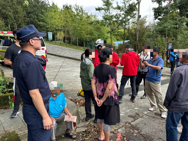 老翁嘉義大凍山迷路，同車的乘客遍尋不著，擔心發生意外而報警請求救援。(圖/竹崎分局提供)