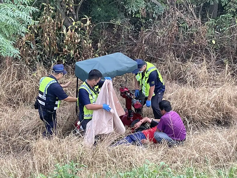 警方在朴子溪堤岸內尋回迷路的百歲老翁，家屬對警方的熱心協助深表感謝。(圖/朴子分局提供)