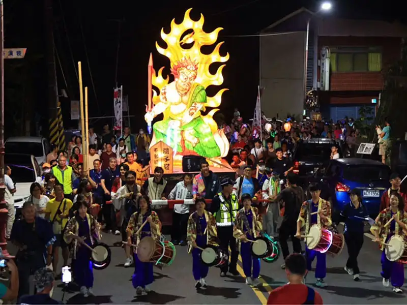 關子嶺溫泉美食節21日開幕夜祭巡行，以在地神祇「不動明王」打造的大型祭典燈車領頭，帶領民眾發光夜巡。(圖/台南市政府提供)