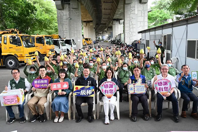 議長康裕成十二日中秋節前夕，協同選區議員及市府團隊，慰勞辛苦的三民區清潔隊、救護大隊及公所人員，感謝第一線工作同仁不畏風雨，全力投入守護市民家園。（記者吳文欽攝）