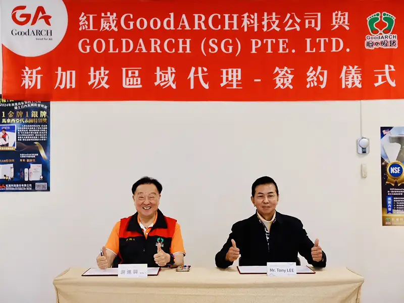 紅崴科技創辦人謝進興博士（左）與GOLDARCH創辦人Tony Lee董事長（右），在公司同仁見證下進行簽約儀式。（紅崴科技提供）