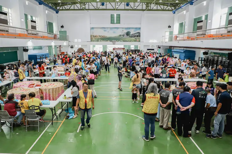 嘉義縣鹿草鄉中秋博餅活動睽違4年重磅回歸，民眾熱烈參與擲骰拿月餅活動。(圖/嘉義縣政府提供)