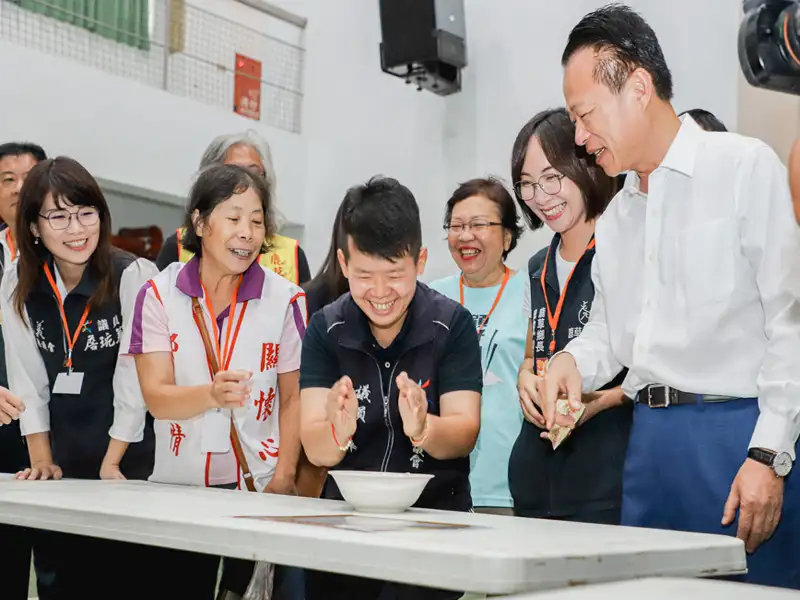 嘉義縣鹿草鄉中秋博餅活動睽違4年復辦  民眾歡樂擲骰拿月餅