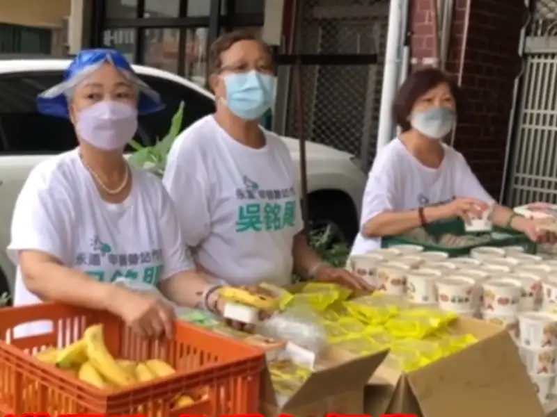 前鎮小港選區議員吳銘賜連續兩天在選區五個地點發送中秋物資給弱勢鄉親，並祝他們中秋快樂。（記者吳文欽)