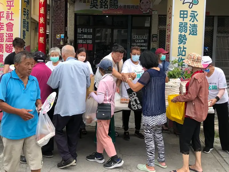 前鎮小港選區議員吳銘賜連續兩天在選區五個地點發送中秋物資給弱勢鄉親，並祝他們中秋快樂。（記者吳文欽)