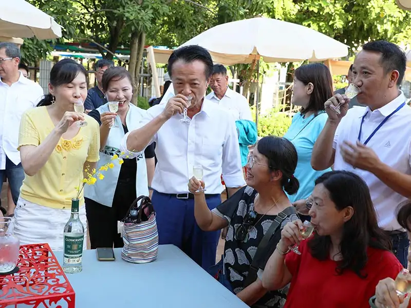 朴通市集之山海潤茶集 翁縣長與民眾共同品茶提前慶中秋