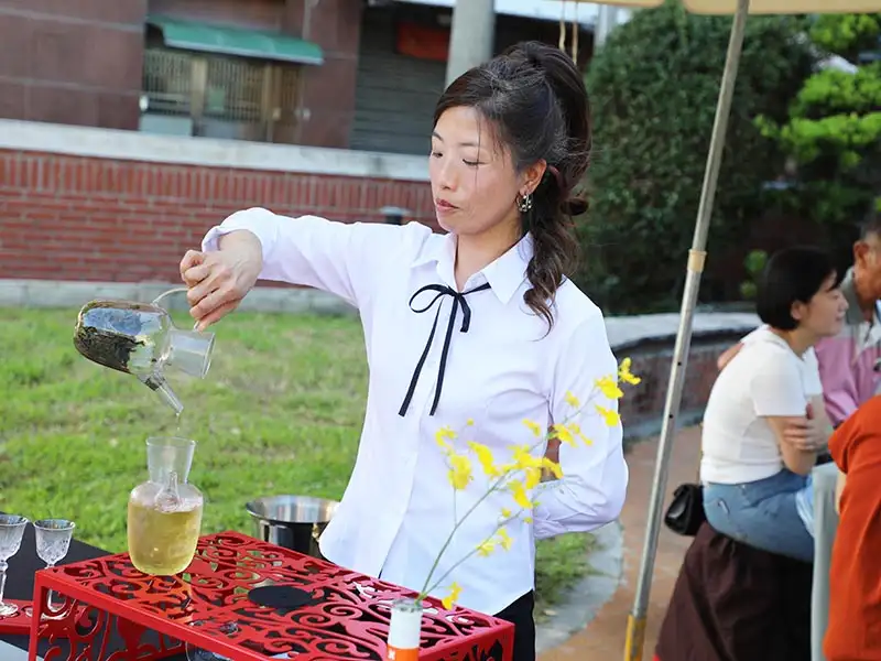 特別邀請嘉義縣茶道花藝推廣協會推出極具特色「雙主題」百人茶席。(圖/嘉義縣文化觀光局 提供)