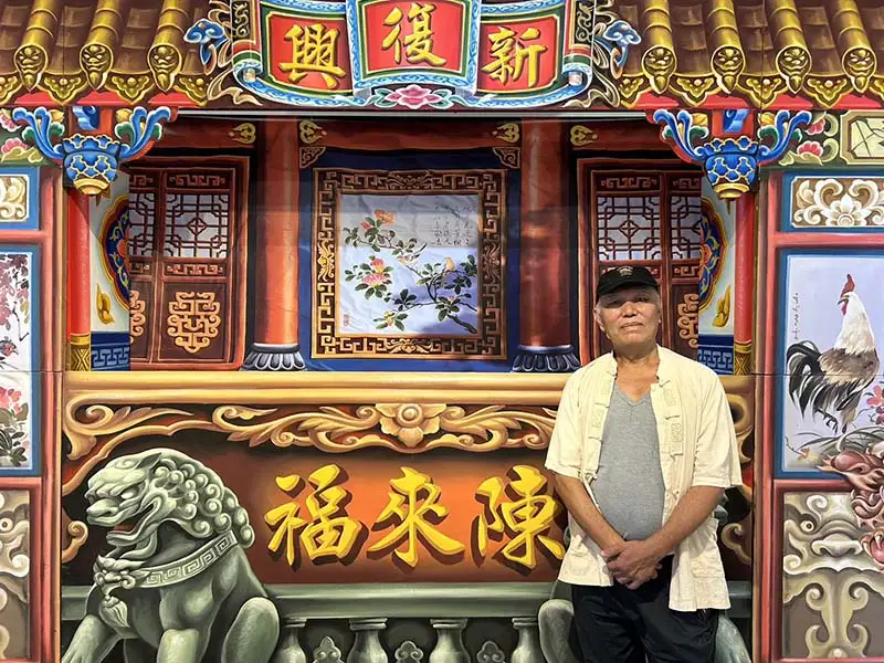 屏東縣政府邀請有「明華園御用畫師」封號的陳冠良老師，9月18日起於屏東戲曲故事館舉辦「捧場：陳冠良畫師與他的佈景彩繪」特展。（屏東縣政府提供）