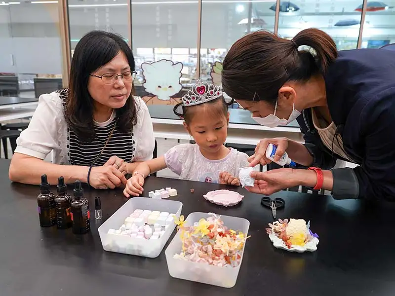 到蓋婭莊園可以參加擴香石DIY的有趣體驗，爸爸媽媽帶著小孩一起動手布置屬於自己的小小香氛花園。(圖/劉美祺翻攝)