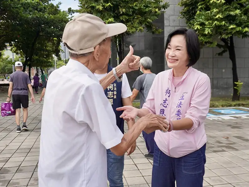 立委柯志恩到三民區，參加今年第一場重陽敬老活動，敬祝所有長輩們身體健康、笑口常開、事事順心。（記者吳文欽攝）