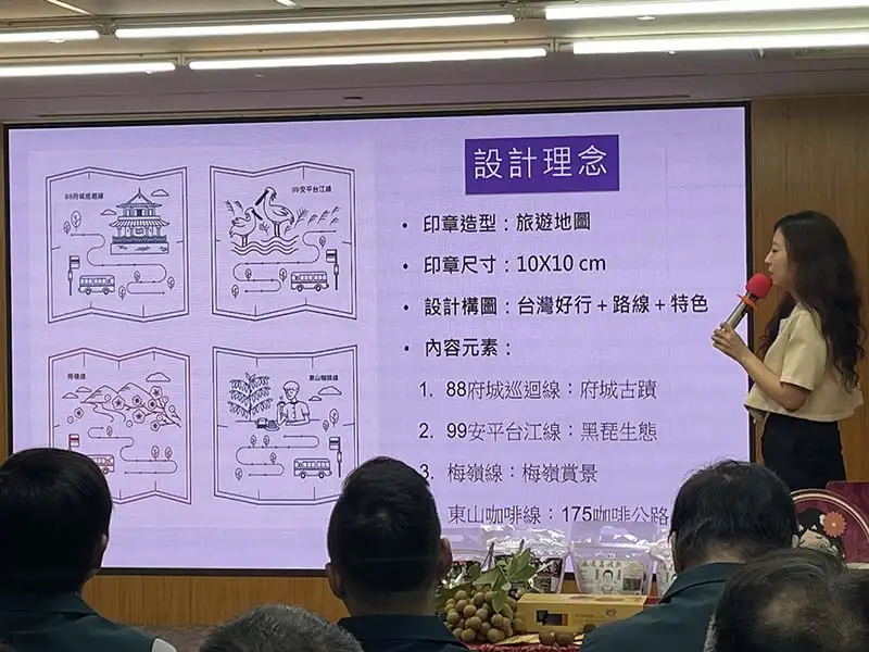 葛來美獎專輯包裝設計師鄭星慧說說明四款紀念印章的設計理念(圖/記者林怡孜攝)