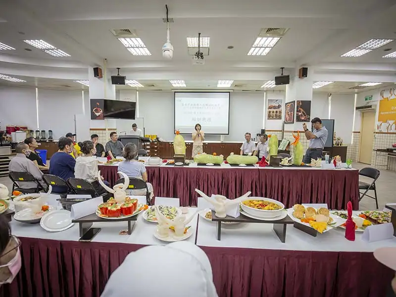 台南市勞工局代表陳吟年專員特地到場致意(圖/嘉南藥理大學)