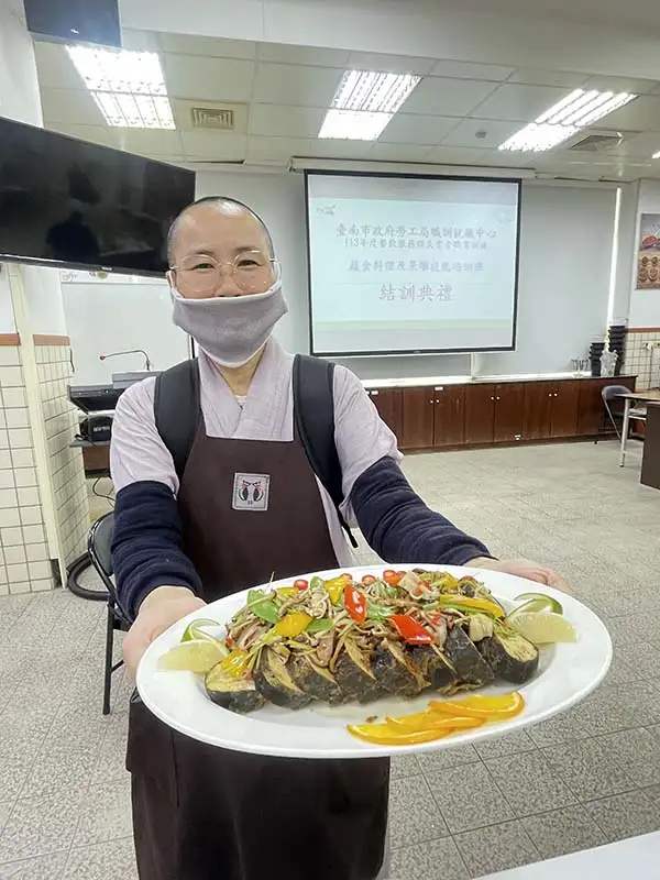 來自台中的楊僧人在嘉藥蔬食料理培訓班學習烹飪技巧(圖/嘉南藥理大學)