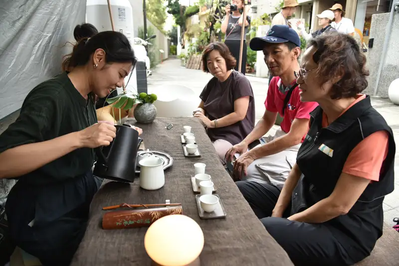 活動現場有微創店家讓民眾進行茶席體驗。(圖/雲嘉南分署提供)