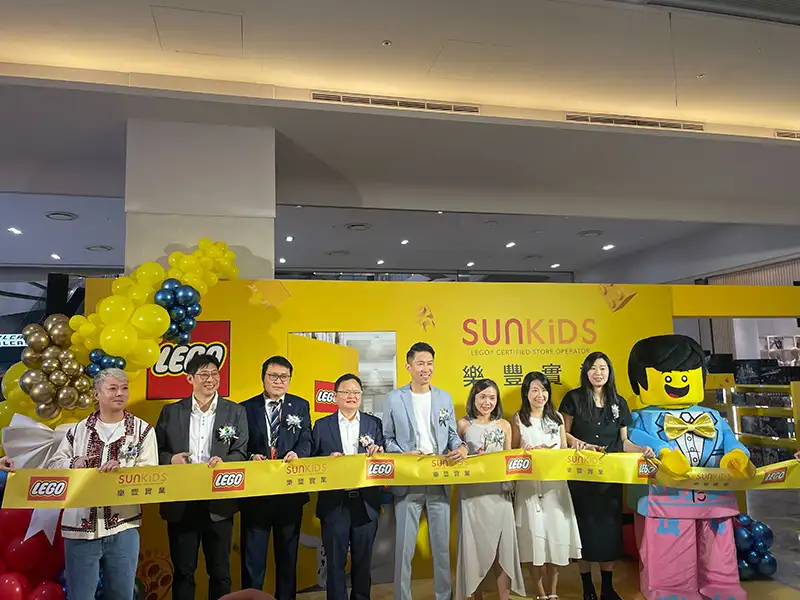 （由左至右）SUNKIDS樂豐實業總經理吳國碩、SUNKIDS樂豐實業總經理洪聖智、南紡購物中心副總經理楊鈵彥、SUNKIDS樂豐實業董事長歐慶鵬、樂高港澳台區總經理曾憲文、樂高台灣區總經理黃小瑩、樂高台灣區業務經理陳以倫、樂高台灣區通路行銷經理陳姿穎進行剪綵儀式(圖/記者林怡孜攝)