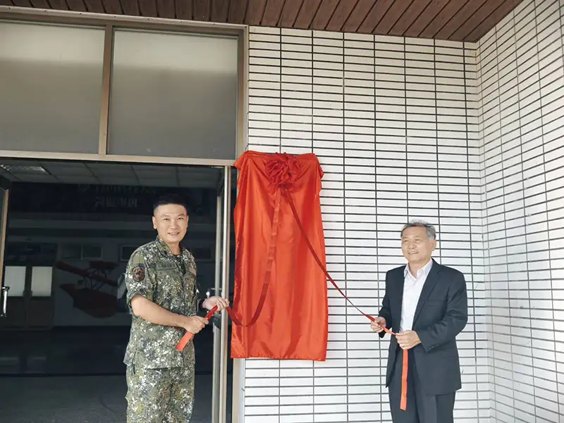 崑山科大侯順雄副校長(右)及陸軍第八軍團五四工兵群指揮官吳仁瑜上校(左)代表為營區。(圖/崑山科技大學  提供)