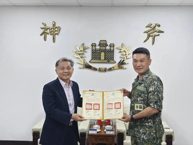 崑山科大侯順雄副校長(左)及陸軍第八軍團五四工兵群指揮官吳仁瑜上校(右)代表雙方簽。(圖/崑山科技大學  提供)