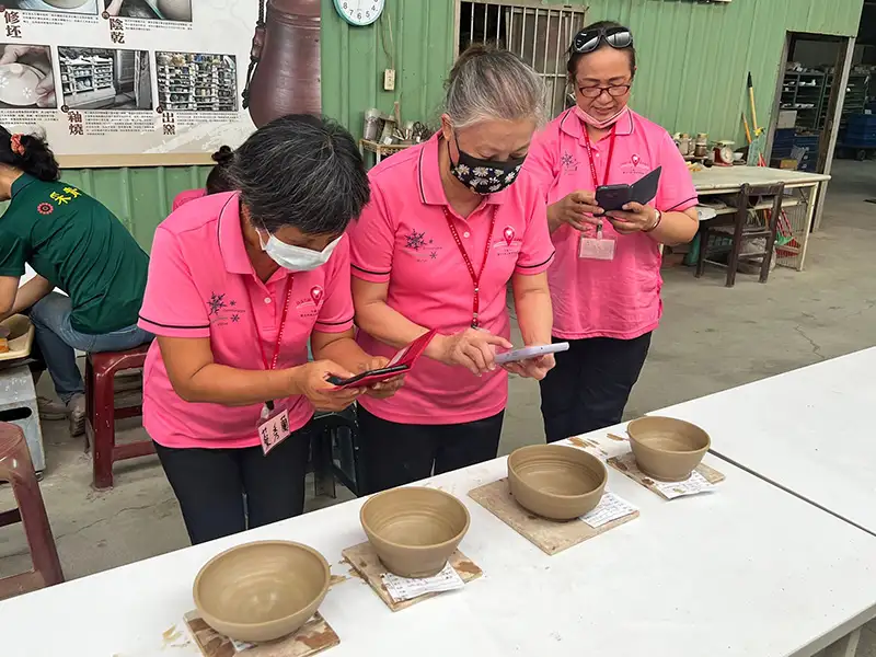 社區長輩開心欣賞自己的作品並拍照留念。(圖/嘉南藥理大學 提供)