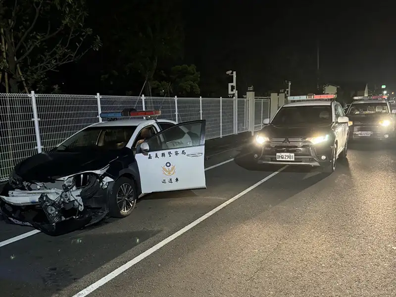 李男毒駕拒絕攔查並開車衝撞，造成警車車頭嚴重損毀。(圖/水上分局提供)