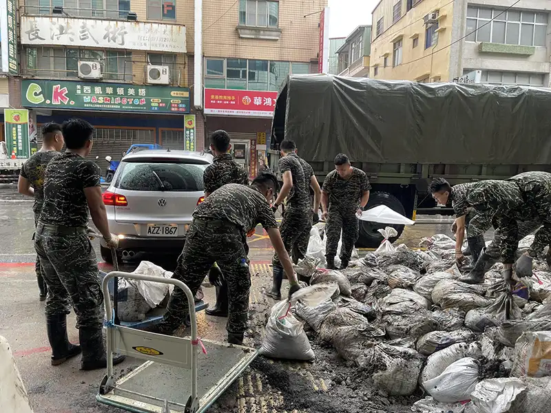 康裕成議長感謝國軍弟兄無懼風雨，出動支援分裝、發放沙包，軍民一心守護家園的精神令人感動。（記者吳文欽攝）