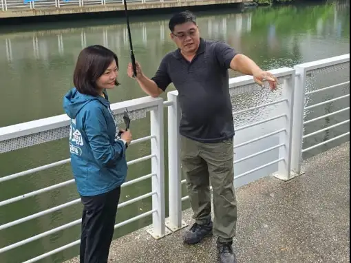 市議員湯詠瑜也趁著風雨來臨前，前往愛河沿岸近出海口段及幸福川，跟里長們暸解目前各項水利設施的情況。（記者吳文欽攝）