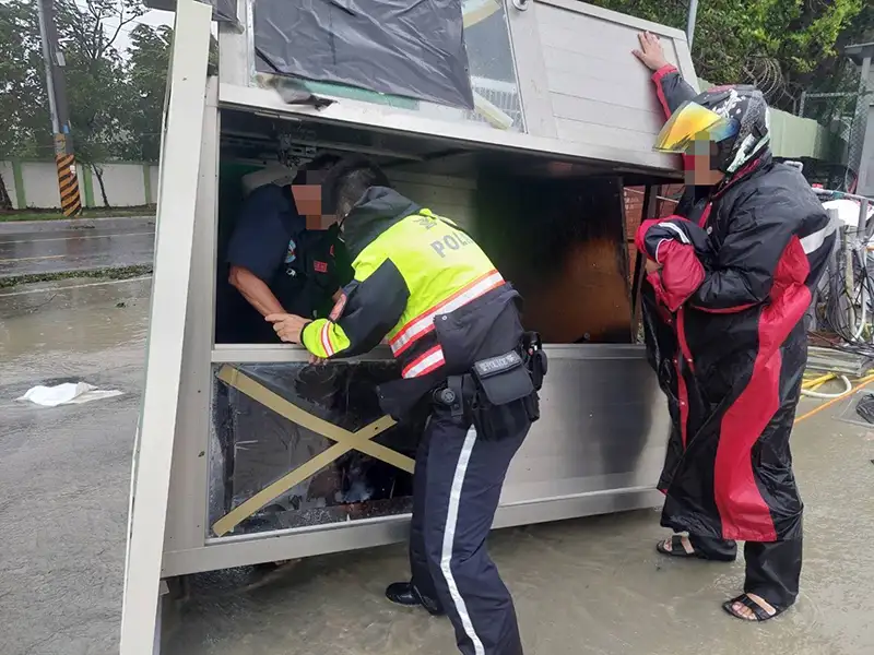 颱風山陀兒吹倒高雄小港區一處警衛亭，警方獲報後立即前往現場協助脫困。(圖/小港分局提供)