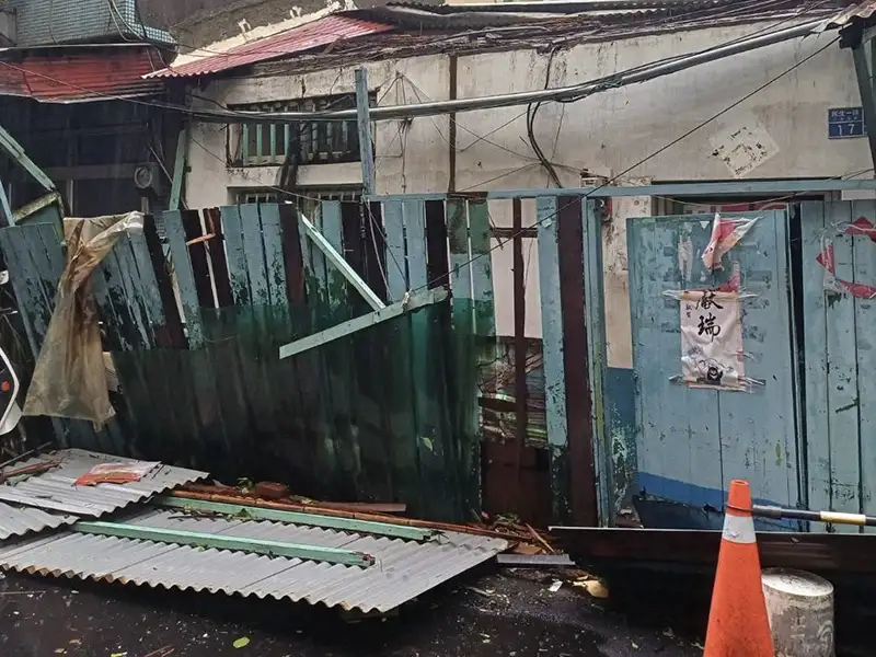 山陀兒颱風登陸高雄後，招牌掉落、鐵皮翻落及道路淹水等災情。（記者吳文欽攝）