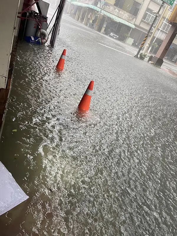 山陀兒颱風登陸高雄後，帶來狂風暴雨席捲市區，出現許多處路樹傾倒、招牌掉落、鐵皮翻落及道路淹水等災情，有道路一片汪洋。（記者吳文欽攝）