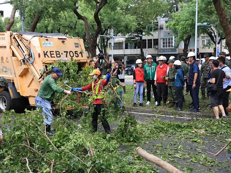 議長康裕成指出，國軍弟兄一早就來議會廣場集合，與區公所環保局會合後，他們將拼命讓高雄儘快恢復市容。（記者吳文欽攝）