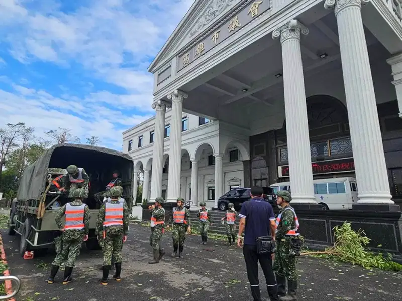 議長康裕成指出，國軍弟兄一早就來議會廣場集合，與區公所環保局會合後，他們將拼命讓高雄儘快恢復市容。（記者吳文欽攝）