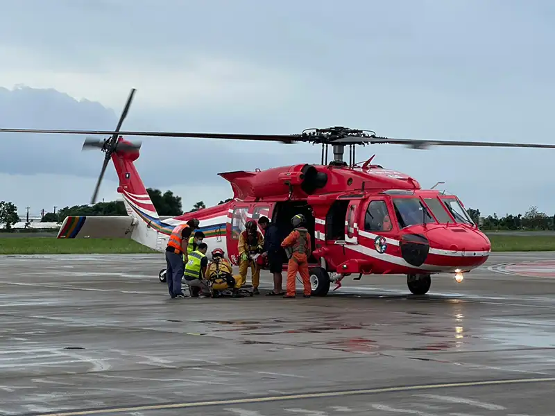 台東嘉蘭村女子遭毒蛇咬傷狀況危急，豪雨道路崩塌，空勤黑鷹直升機後送就醫。（記者張振興翻攝）