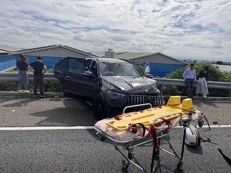 國道一號北上232公里處兩輛自小客車擦撞，車輛嚴重毀損，零件散落一地，造成一死四傷的悲劇。(記者張振興翻攝)