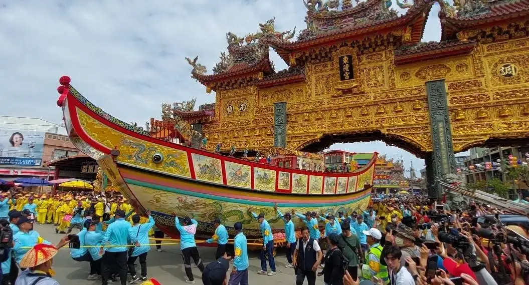 東港東隆宮迎王平安祭典於今日上午舉行盛大的「遷王船」儀式，華麗的王船由造船師傅精心打造，，吸引了大批信眾與遊客前來膜拜。(記者劉美祺翻攝)